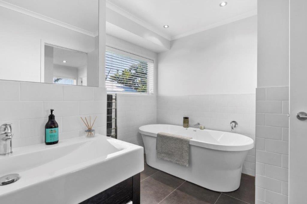 Stunning Tranquil Home With Green Space Views Mount Maunganui Bagian luar foto